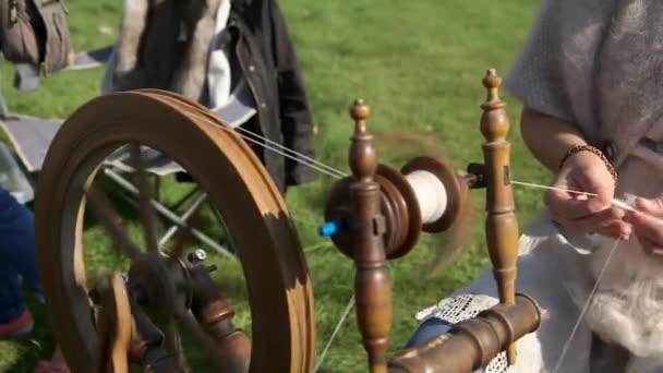 Donna Gira Lana Pecora Con Una Ruota Filatura Spinning Wheel — Video Stock