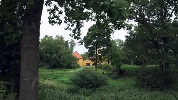 Παλιό Μεσαιωνικό Κάστρο Πίσω Από Πάρκο Κάστρο Lielstraupe Είναι Ένα — Αρχείο Βίντεο