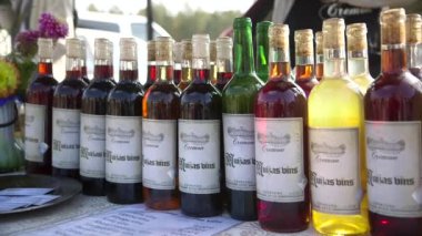 Panayırda ev yapımı şarap satıldı. Çeviri: Manor Wine. Şarap mayalanmış meyveden yapılan bir alkollü içecektir..