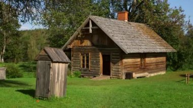 Antik Tuvalet Kulübesi ve Kütük Evi. Kütük Evi (İngilizce: Log House, ya da Log Building), Köşelerde Notching tarafından birbirine kenetlenen bir Yapı..