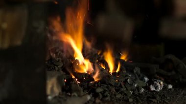 Demirci ve Tong Demirci, Demirhanenin Yanan Kömürleri 'nde bir Demir Çubuk Taşır. Demirci, öncelikle Demir ya da Çelik 'ten ama bazen de diğer metallerden nesneler yaratan bir demircidir..