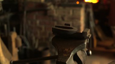 Demirci, Atnalı Bükmek İçin Özel Bağlama 'da Kızgın Demir Büküyor. Demirci, öncelikle Demir ya da Çelik 'ten ama bazen de diğer metallerden nesneler yaratan bir demircidir..