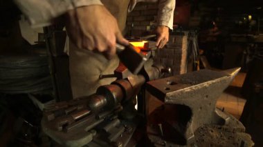 Anvil Forging a Hot Horseshoe 'daki demirci. Demirci, öncelikle Demir ya da Çelik 'ten ama bazen de diğer metallerden nesneler yaratan bir demircidir..