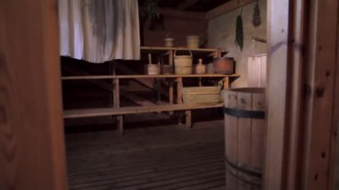 Müzedeki Antik Baltık Hamamlarının İçi. Sauna, insan vücudunu aynı anda su ve sıcak havaya maruz bırakarak yıkamak için tasarlanmış bir oda..