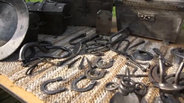 Διάφορα Αντικείμενα Wrought Metal Τοποθετημένα Στην Αγορά Ένα Τραπέζι Wrought — Αρχείο Βίντεο