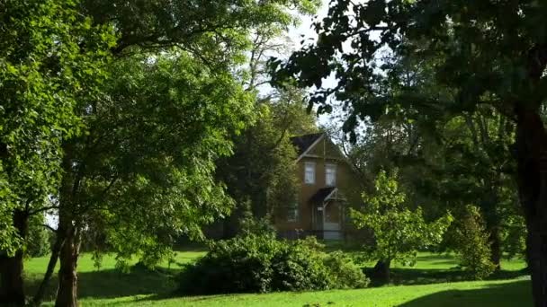 Altes Renoviertes Kleines Herrenhaus Versteckt Park Zwischen Bäumen Ein Herrenhaus — Stockvideo