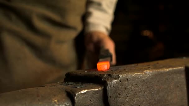 アンビルのブラックスミス フォルジュ レッド ホット メタル ブラックスミスは 主に錬鉄や鉄鋼からオブジェクトを作成する金属メトリスですが 時には他の金属から — ストック動画