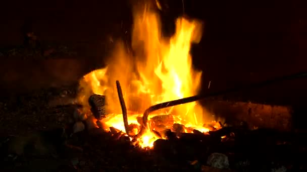 Schmied Arrangiert Brennende Kohlen Einem Ofen Mit Einem Metallhaken Ein — Stockvideo
