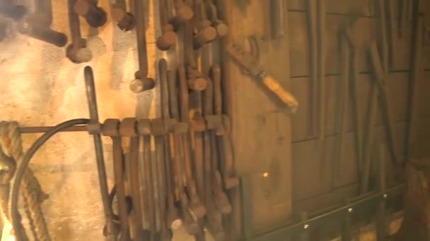 Demirci Demirhanesi Duvarında Asılı Bir Sürü Antika Metal Alet Var — Stok video
