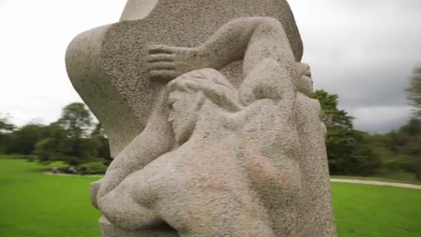 Abstrakte Steinskulptur Mit Menschlichen Körpern Und Gesichtern Skulpturengarten Dainu Hill lizenzfreies Stockvideo
