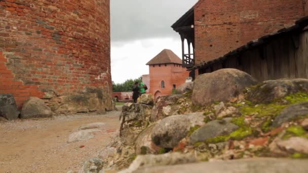 Średniowieczny Dziedziniec Zamku Twierdzy Starymi Odrestaurowanymi Budynkami Czerwonej Cegły Zamek — Wideo stockowe
