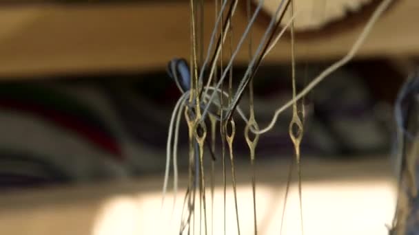 准备在织机上织毛衣的女人通过眼睑安排螺纹 织造是一种纺织生产方法 在这种生产方法中 将两组纱线交织在一起 形成织物或布 — 图库视频影像