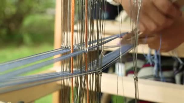 여자는 가터를 길쌈은 피복을 형성하기 위하여 털실의 세트가 교차되는 생산의 — 비디오