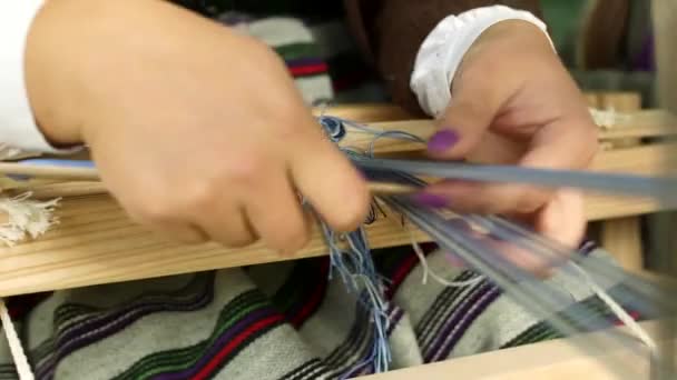 Woman Weaves Blue Garter Loom Weven Een Methode Van Textielproductie — Stockvideo
