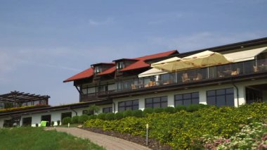 Otel ve SPA binalarının muhteşem mimari kompleksi. Geleneksel Alman Ev Biçimine Kereste Kirişleri denir. Ağır Kerestelerle İnşa Yöntemi.