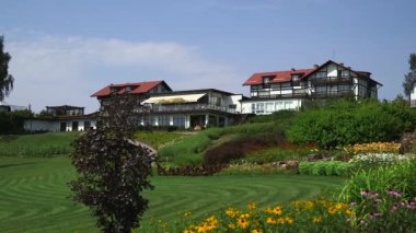 Otel ve SPA binalarının muhteşem mimari kompleksi. Geleneksel Alman Ev Biçimine Kereste Kirişleri denir. Ağır Kerestelerle İnşa Yöntemi.