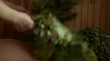 Saunada Çıplak Kadın Vücudu Yaprak Ağacı Süpürgeleriyle Hafifçe Kırbaçlanıyor. Sauna, Kurutma ya da Islak Isı Seanslarını Deneyebileceğiniz Bir Yer Odayı ya da Bina 'yı temsil eder. Yüksek Isı Terletir.