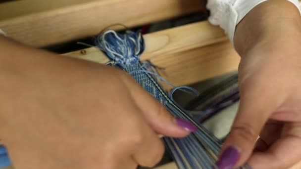 Женщина Плетет Голубую Подвязку Мачте Ткань Способ Текстильного Производства Котором — стоковое видео