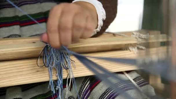 Женщина Плетет Голубую Подвязку Мачте Ткань Способ Текстильного Производства Котором — стоковое видео