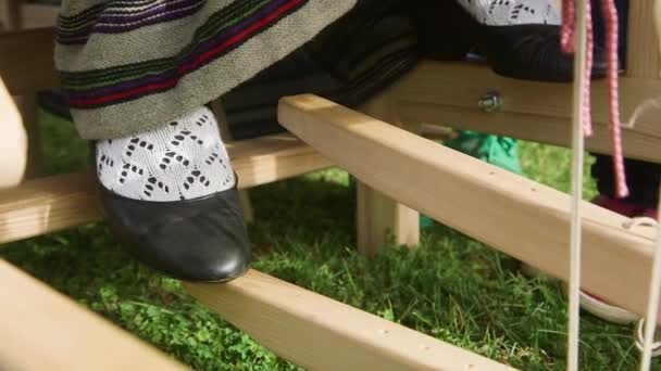 Frau Tracht Drückt Mit Den Füßen Auf Die Holzpedale Eines — Stockvideo
