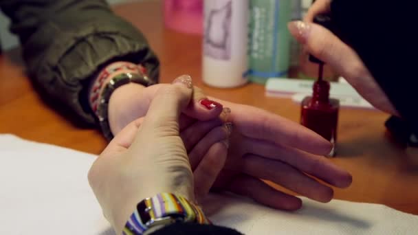Manicure Het Toepassen Van Bright Red Varnish Clients Nails Een — Stockvideo