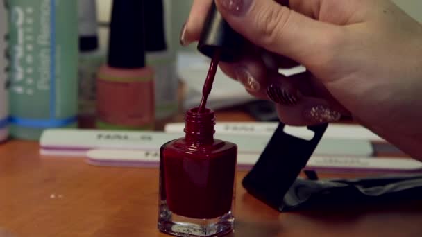 Manikűrös Kefével Vegye Világos Piros Lakkot Üvegből Manikűr Egy Többnyire — Stock videók
