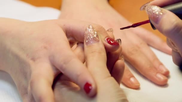 Manicure Aplicando Verniz Vermelho Brilhante Para Clientes Unhas Uma Manicura — Vídeo de Stock