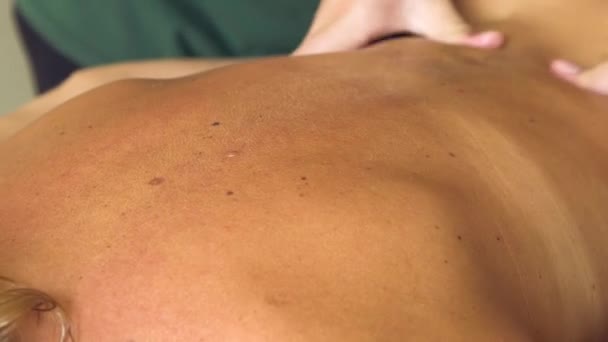 Masseurin Massiert Frauen Sanft Mit Ihren Daumen Massage Ist Das Lizenzfreies Stock-Filmmaterial