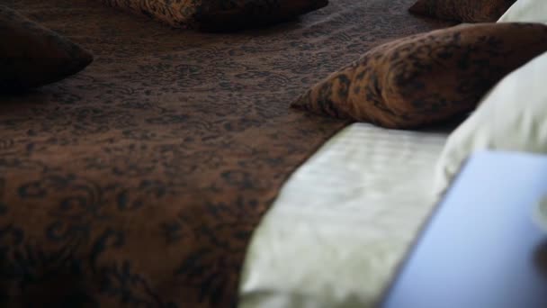 Темная Деревянная Кровать Гостиничном Номере Темно Коричневые Пятна Гостиничная Кровать — стоковое видео