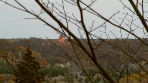 中世纪的杜瑞达城堡横跨山谷在奥图姆树之间 1214年建造了一个城堡式要塞 取名为Fredeland 和平之地 — 图库视频影像