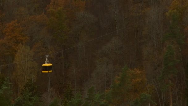 Sigulda Daki Sonbaharın Sonlarında Hava Tramvayı Ormanın Üzerinden Geçiyor Tramvay — Stok video