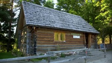 Antik Kütük Binası, Sauna. Çevirisi - Ziyaretçi Merkezi. Log Cabin küçük bir kütük evidir, özellikle en az bitirilmiş ya da daha az gelişmiş mimari yapıdır..