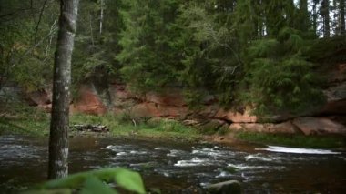 Akan Nehir 'in Dik Kıyısındaki Kızıl Vahşi Kayalar. Nehrin Güzel Kıyıları Açık Güzel Manzaralar Ormanda Saklı. Dışarı çıkarken görüldü.