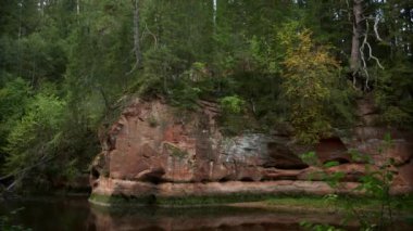Akan Nehir 'in Dik Kıyısındaki Kızıl Vahşi Kayalar. Nehrin Güzel Kıyıları Açık Güzel Manzaralar Ormanda Saklı. Dışarı çıkarken görüldü.