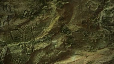 Eski Mağara Duvarına Harflerin ve Sembollerin Çeşitli Tarihi Oymaları. Nehir Antik Vadisi 'nin sağ yamacındaki mağara Baltık' taki en büyük mağaradır..