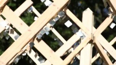 Ahşap ve Yansıtıcı Aynalardan yapılmış dekoratif Çevre Objesi. Çevre Sanatı Tarihi, Ekolojik ve Siyasi Motivasyonlu Çalışmaları Kapsayan Sanatsal Uygulamalar Aralığıdır..