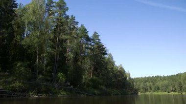 Ormandaki nehirde, su yüzeyindeki kamera kayıyor. Letonya 'daki nehir. Letonya 'da başlayan ve biten tek büyük nehirdir..