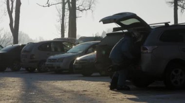 Kayakçı Bagaj ve Araba Gövdesi 'nden kayak kaldırıyor. Kayak Çantası, Kayak Taşımak ve Korumak İçin Tasarlanan Özel Seyahat Bavulu. Farklı boyutlarda ve şekillerde geliyor..