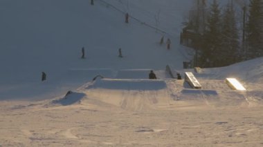 Kayakçı trambolinden atladıktan sonra bir kez döner Rodeo biyo-takla atar. Havalanır havalanmaz sağa doğru 90-180 dönüş yapın. Sağ Omuzunu Geri Döndür Geri Döndürme Yapmaya Başla.