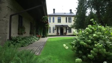 Çimleri iyi korunmuş, gür çalıları olan çok güzel bir evin arka bahçesi. Evin iyi korunmuş bir iç bahçesi hem ev sahipleri hem de misafirler için hoş bir duygu yaratır..