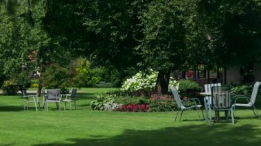 Çimleri iyi korunmuş, gür çalıları olan çok güzel bir evin arka bahçesi. Evin iyi korunmuş bir iç bahçesi hem ev sahipleri hem de misafirler için hoş bir duygu yaratır..