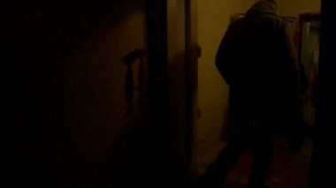 İnsanlar gizli Sovyet Askeri Üssü 'ndeki Karanlık Yeraltı Tüneli' nde yürüyor. Gizli sığınak yerin 9 metre altında yer alıyor. Nükleer Savaş Olayında Komünist Güç Seçkinleri Barınağı.