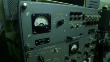 Gizli bir Sovyet-Dönem Askeri Üssü 'ndeki telsiz iletişim cihazları. Radyo İletişim İstasyonu, Radyo Dalgaları aracılığıyla iletişimi sürdürmek için gerekli bir ekipman setidir. Alıcı.