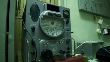 Gizli bir Sovyet-Dönem Askeri Üssü 'ndeki telsiz iletişim cihazları. Radyo İletişim İstasyonu, Radyo Dalgaları aracılığıyla iletişimi sürdürmek için gerekli bir ekipman setidir. Alıcı.