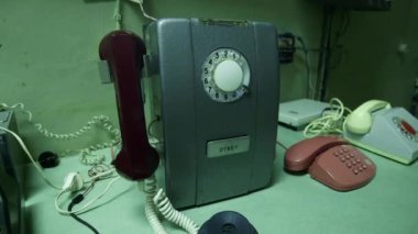 Eski Sovyet ankesörlü telefonu, normal telefon ve masadaki düğmeye bas. Rotary Dial, Telekomünikasyon Teknolojisi Uygulayan Bir Telefonun bileşenidir..