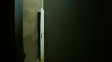 Masası ve eski moda bilgisayarı olan bir yeraltı sığınağında gizli oda. Özel Ajanlar Penceresiz, Kısıtlı Erişim Odasında Gizli Projeler Üzerinde Çalışıyor.