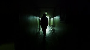 Silüetli bir adam gizli Sovyet üssündeki karanlık yeraltı tünelinde yürüyor. Gizli sığınak yerin 9 metre altında yer alıyor. Nükleer Savaş Olayında Komünist Güç Seçkinleri Barınağı.