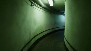 Sovyet döneminden kalma gizli bir nükleer savaş sığınağında boş bir koridor. Gizli sığınak yerin 9 metre altında yer alıyor. Nükleer Savaş Olayında Komünist Güç Seçkinleri Barınağı.