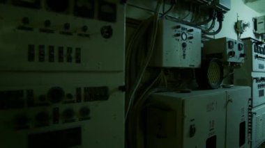 Gizli Yeraltı Sovyet Nükleer Savaş Sığınağı 'ndaki elektrikli cihazlar. Elektrik Üretiminde, Jeneratör hareket bazlı gücü elektrik enerjisine çeviren bir aygıttır..