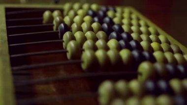 Tahta boncuklu klasik ahşap abaküs. Antika abako zamansız hesaplama aracı. Abaküs, Avrupa ve Çin 'de Antik Çağ' da kullanılan, elle işletilen bir hesaplama aracıdır.